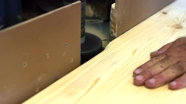 Truhlář zpracovává dřevěné desky na soustruhu v truhlářské dílně. — Stock video