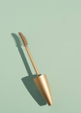 Kirpikler için maskara. Yaratıcı reklam fotoğrafçılığı. Estetik ve minimalizm. Üst görünüm düzeni.