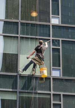 Bir binanın pencere Yıkama