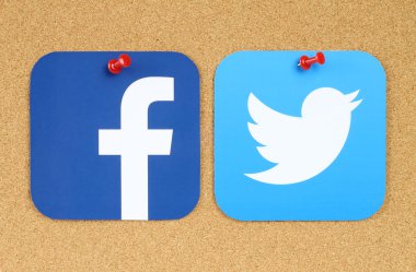 Facebook ve Twitter simgeleri cork bulletin board tutturulmuş