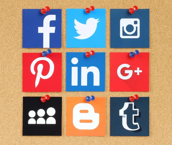 Célèbres icônes de médias sociaux épinglés sur le tableau d'affichage de liège . — Photo