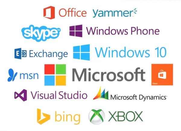 Samling av Microsoft produkter logotyper tryckta på papper — Stockfoto