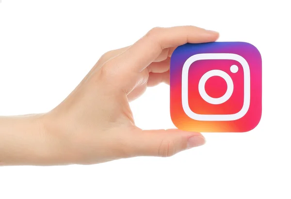 Kağıda basılan yeni Instagram logo el tutar — Stok fotoğraf