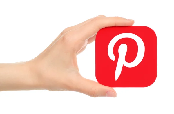 Ręką trzyma Pinterest logotyp — Zdjęcie stockowe