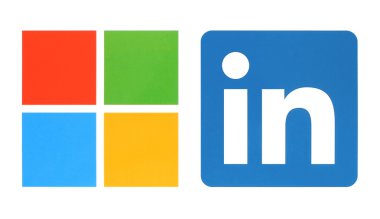 Microsoft ve LinkedIn logolar beyaz kağıda basılmıştır. Microsoft LinkedIn sosyal medya satın alır.