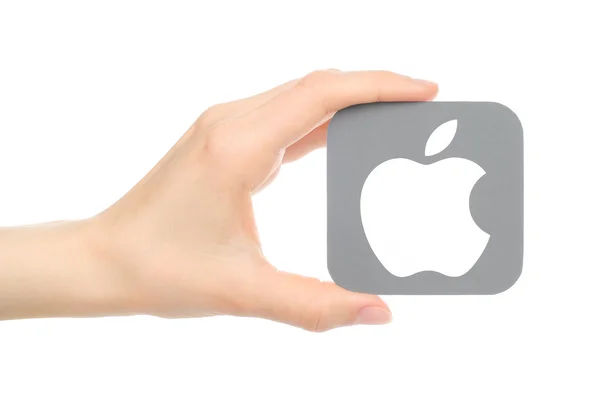 Mână deține logo-ul popular al sistemului de operare imprimat pe hârtie Apple ios — Fotografie, imagine de stoc