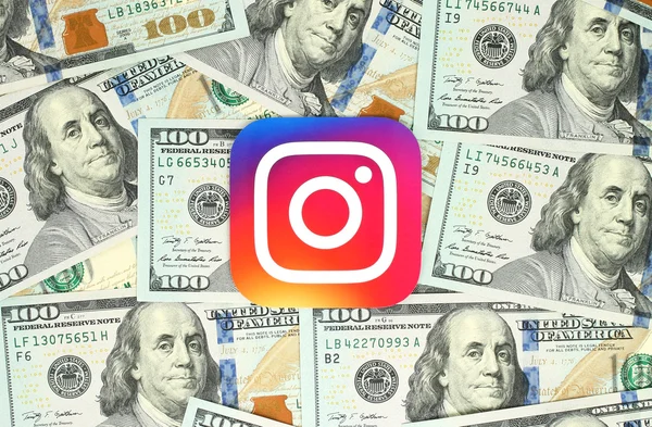 Instagram új logó a papírra nyomtatott és elhelyezett pénz háttér — Stock Fotó