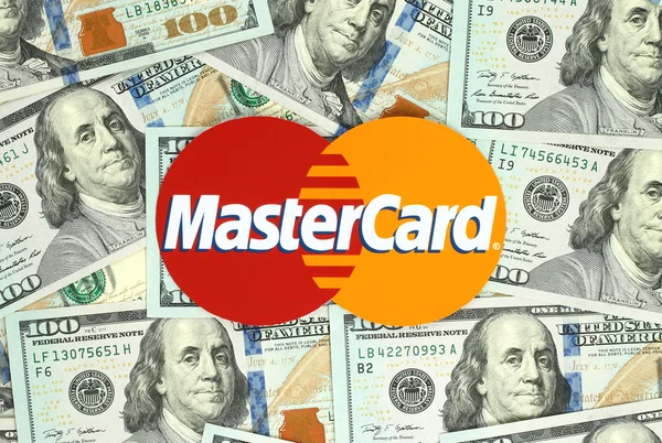 MasterCard logosu kağıt üzerinde ve para arka plan üzerine yerleştirilen — Stok fotoğraf