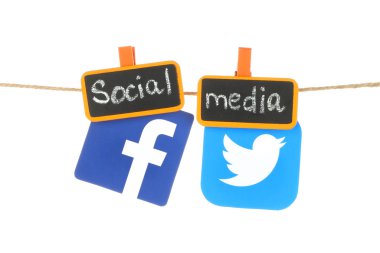 Facebook ve Twitter logolar, baskılı kağıt, hangind üzerinde bir ip üzerinde