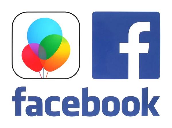 Facebook momenten logo's gedrukt op wit papier — Stockfoto