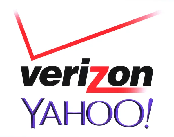 Yahoo en Verizon Communications logo's gedrukt op wit papier — Stockfoto