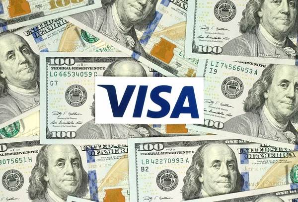 Logo Visa stampato su carta e posto su sfondo monetario — Foto Stock