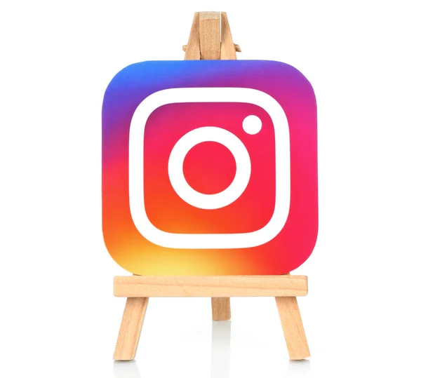 Ikon Instagram dicetak di atas kertas dan ditempatkan di easel kayu — Stok Foto