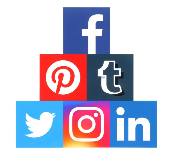 Piramide van vierkant populaire sociale media logo's afgedrukt op papier — Stockfoto
