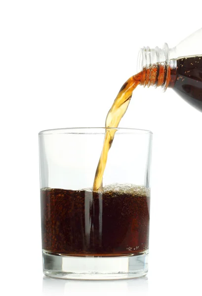 Cola in Glas gießen — Stockfoto