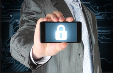 işadamı kapalı kilit ile akıllı telefon tutar