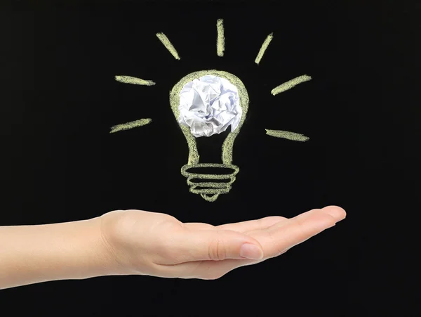 Hand with chalk light bulb with crumpled paper drawn — Stock Photo, Image