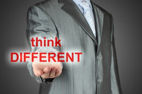 Mannen innehar virtuella ord "think different" — Stockfoto