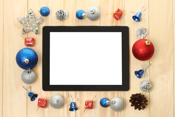Počítač tablet pc s vánoční ozdoby — Stock fotografie