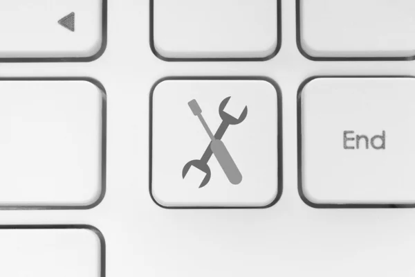 Кнопка инструментов на белой клавиатуре — стоковое фото