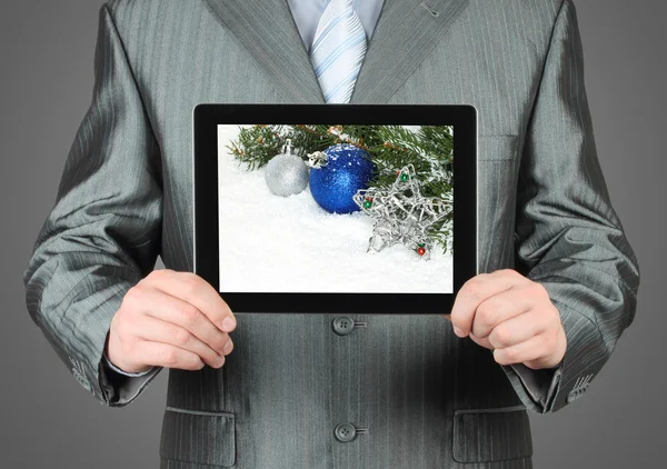 Mann hält Tablet-PC mit Weihnachtskomposition in der Hand — Stockfoto