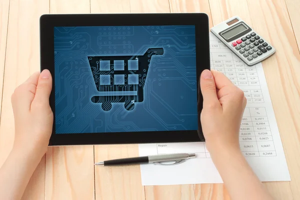 Hands hold tablet PC with shopping cart — Stock Photo, Image