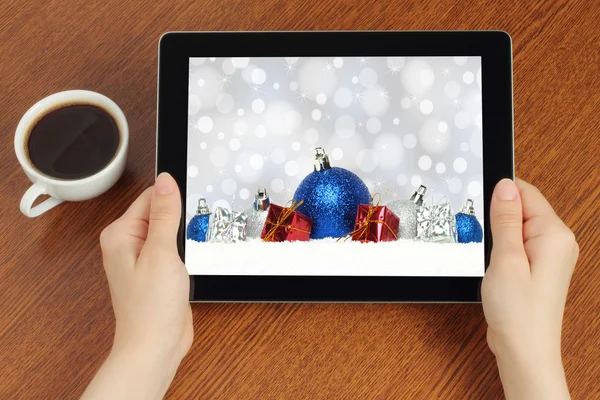 Händerna håller tablet Pc med jul sammansättning — Stockfoto