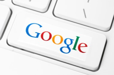 Google logo, kağıda basılan ve üzerinde butonu ile klavye