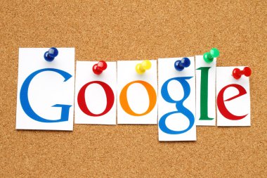 Google logo kağıda basılmış, kesmek ve mantar bulletin board tutturulmuş