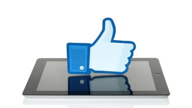 Facebook başparmak işaret yukarıya kağıda basılmış ve ipad beyaz arka plan üzerine yerleştirilen