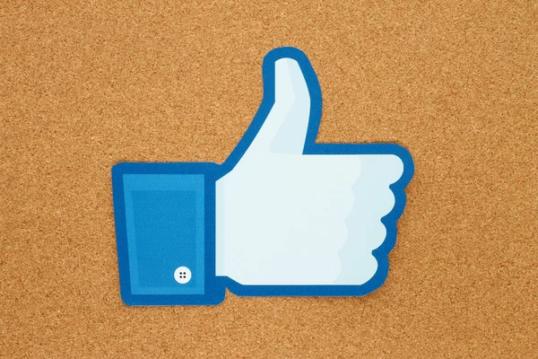 Facebook polegares para cima sinal impresso em papel e colocado em placa de boletim de cortiça — Fotografia de Stock
