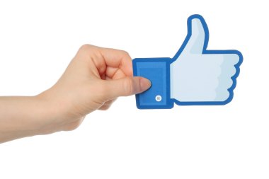 Beyaz arka plan üzerinde kağıt üzerinde yazılı tabela facebook başparmak el tutar