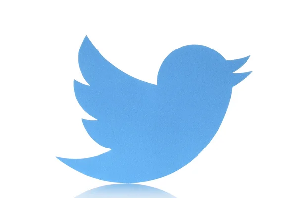 Logo de Twitter pájaro impreso en papel sobre fondo blanco —  Fotos de Stock