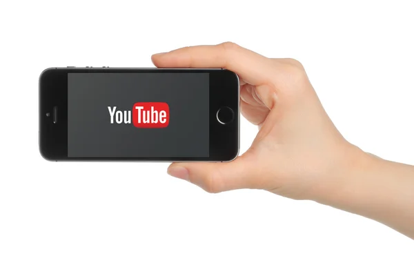 Mano tiene iPhone 5s grigio spazio con logo YouTube — Foto Stock