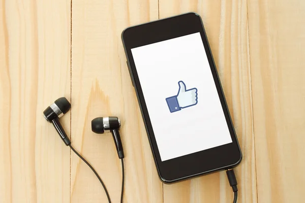 Smart phone with Facebook thumbs up sign — Stock Photo, Image