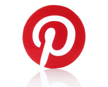 Pinterest logo kağıda basılmıştır. Pinterest fotoğraf paylaşım sitesi olduğunu