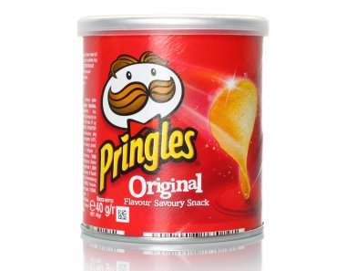 Pringles özgün patates cipsi beyaz arka plan üzerinde
