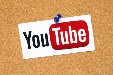 YouTube Logo kağıda basılmış ve mantar bulletin board tutturulmuş