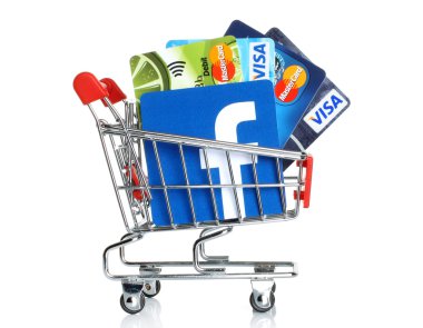 Facebook logosu kağıt üzerinde ve alışveriş sepeti içine kartlarla Visa ve Mastercard beyaz zemin üzerine yerleştirilir