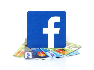 Facebook logosu kağıt üzerinde ve kartları Visa ve Mastercard beyaz zemin üzerine yerleştirilir