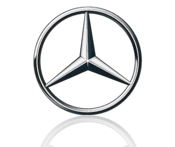 Mercedes benz-Logo auf Papier gedruckt und auf weißem Hintergrund platziert — Stockfoto