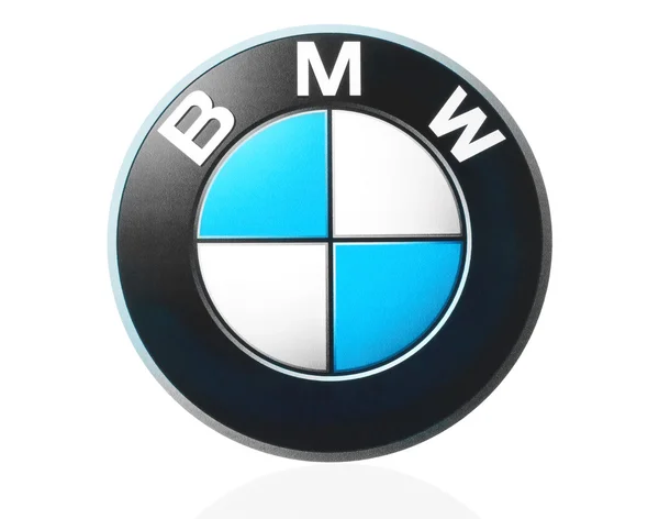 Logotipo BMW impresso em papel e colocado sobre fundo branco — Fotografia de Stock