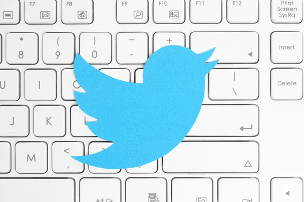 Logotipo do Twitter impresso em papel e colocado no teclado branco — Fotografia de Stock