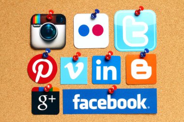 Kağıda basılmış popüler sosyal medya logoları koleksiyonu