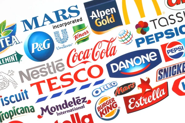 Collection of popular food logos companies printed on paper — Stockfoto