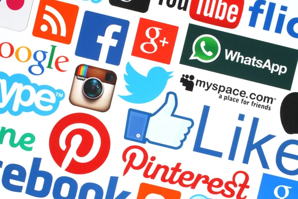 Coleção de logotipos populares de mídia social impressos em papel — Fotografia de Stock