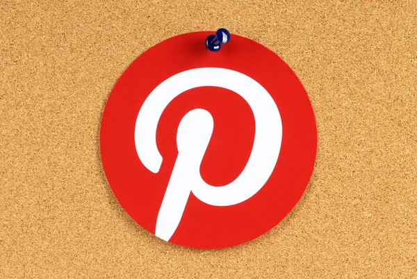 Pinterest logotype printed on paper and pinned on cork bulletin board — Stock fotografie