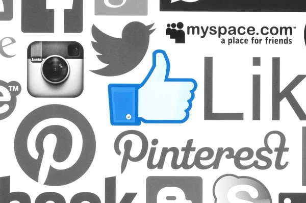 Sammlung beliebter Social-Media-Logos auf Papier — Stockfoto