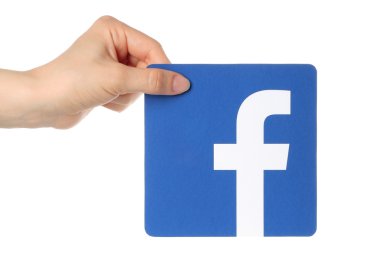 Beyaz arka plan üzerinde kağıt üzerinde yazılı facebook logo el tutar