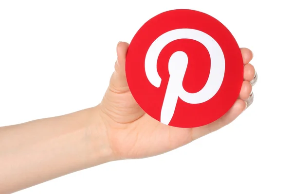 Hand hält Pinterest-Logo auf Papier gedruckt — Stockfoto